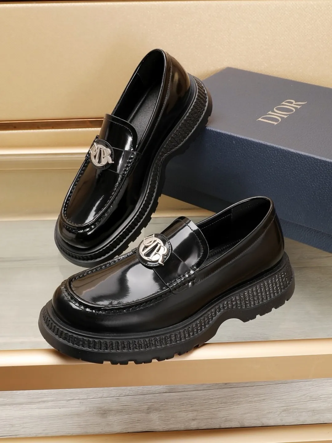 Factory P500💰dior 🆕Men's classic loafers, which combine classic shoe styles with retro California style. Slipper style design, easy to put on and take off. Crafted from top-grain cowhide leather, they feature a rubber lugged sole and the DIO* AND SHAWN signature in brass and enamel. Wear it with casual clothing or a suit. Size: 38-44 (45.46 customized